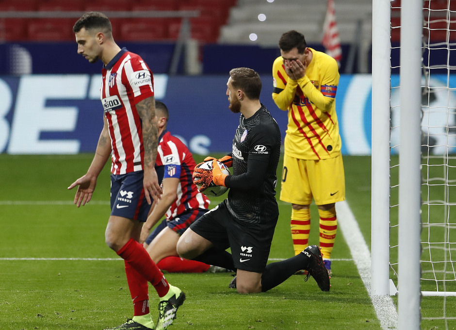 Oblak, muy seguro todo el partido, detiene un remate raso de Messi.