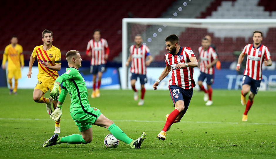 Carrasco, toca de espuela ante Ter Stegen para rematar después a la red.
