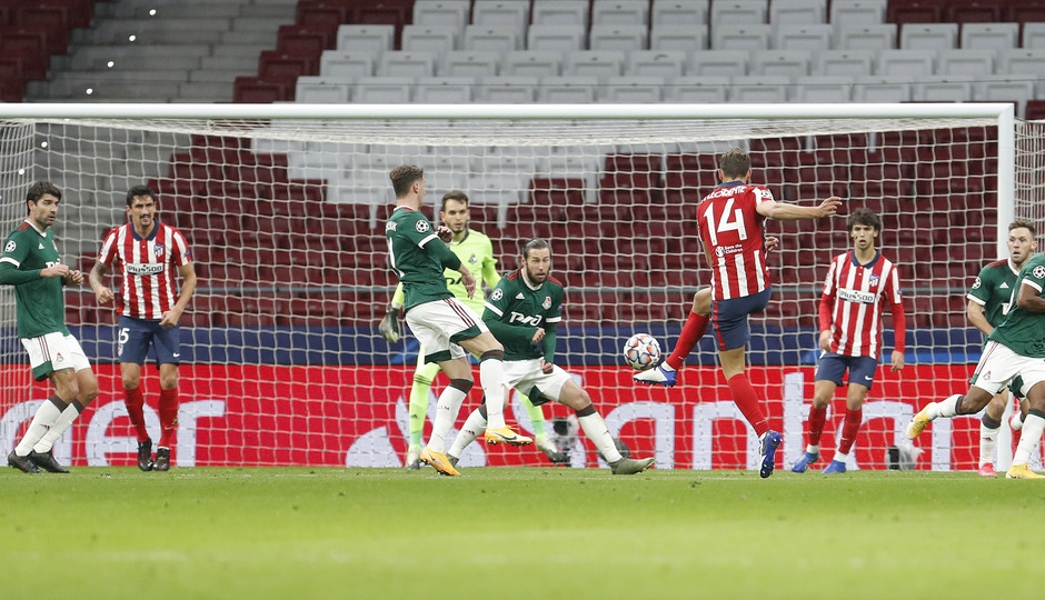 Buen remate de Llorente que paró Guillherme. 