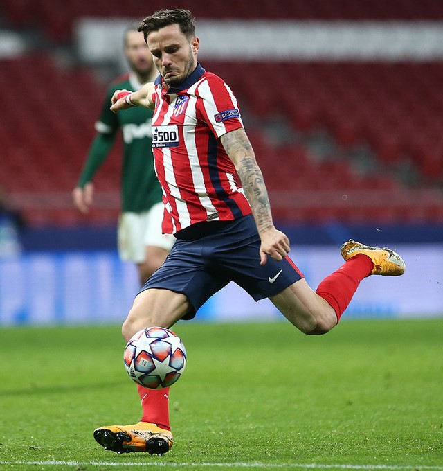 Saúl también intentó batir a Guillherme sin suerte.