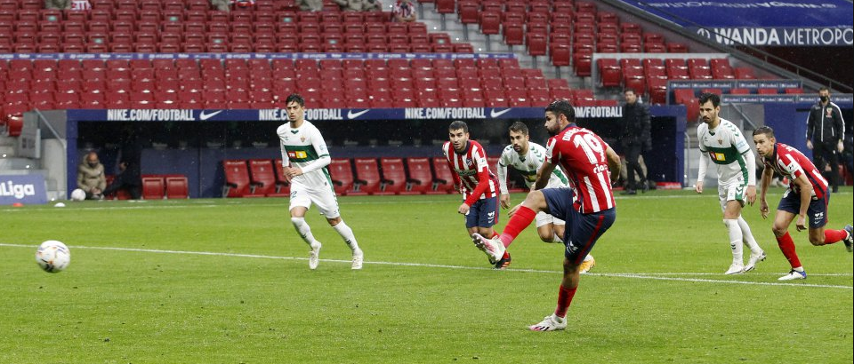 Diego Costa marcó con este lanzamiento de penalti.