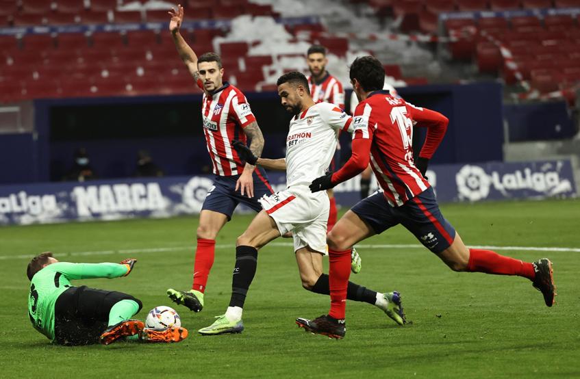 Oblak evitó el gol sevillista con esta gran salida. 