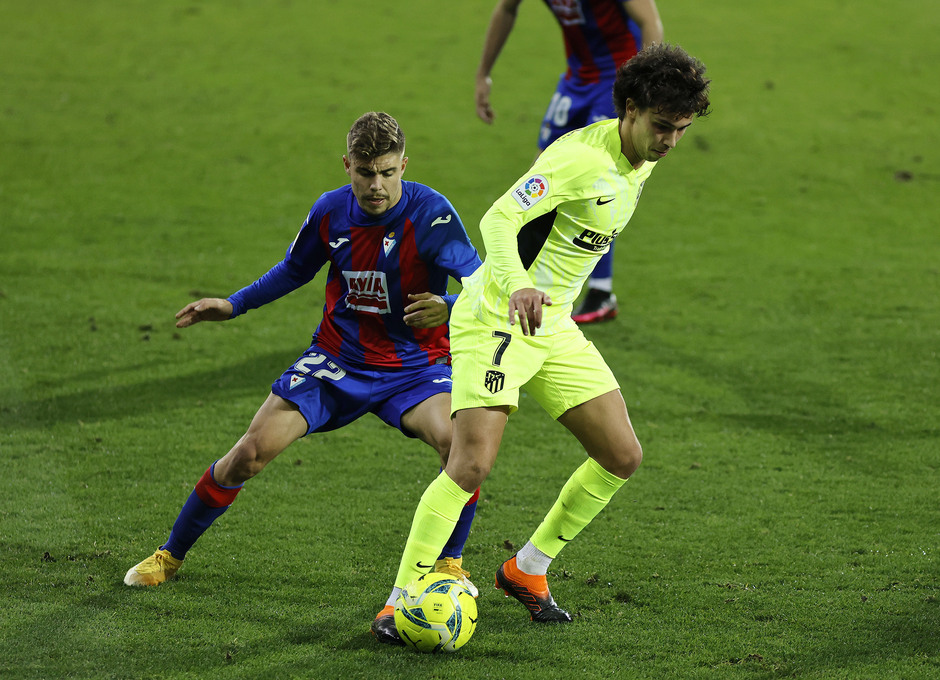 João Félix, que no fue titular, tuvo un gran ocasión que Dmitrovic desviada por Dmitrovic cuando iba directa a la red.