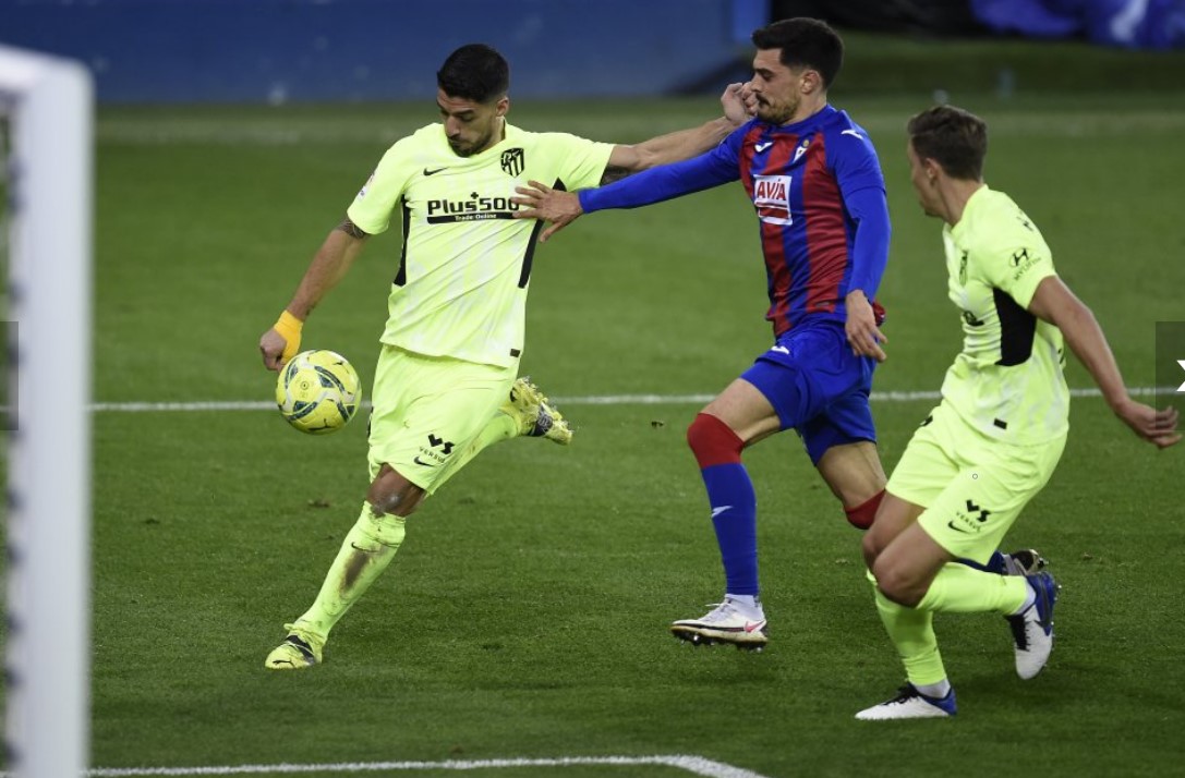 Min. 41 - Derechazo cruzado de Luis Suárez a la red. 