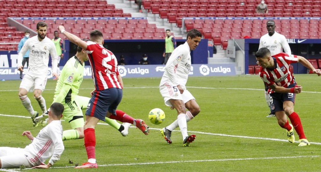 Luis Suárez tuvo en sus botas el 2-0 pero detuvo Courtois.