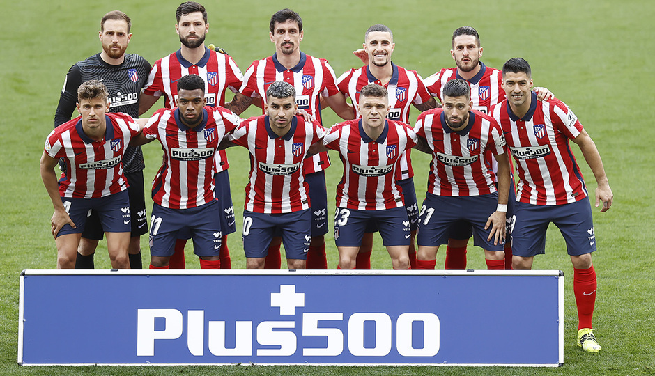 Equipo inicial que saltó al césped para el derbi.