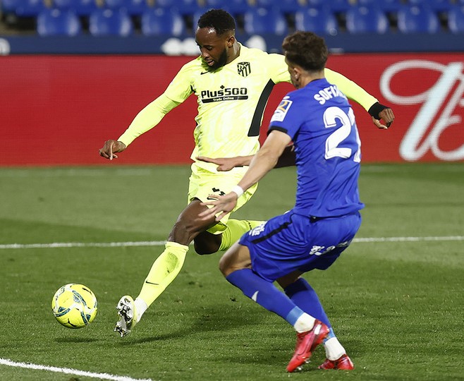 Dembélé remata ante un defensa getafense.