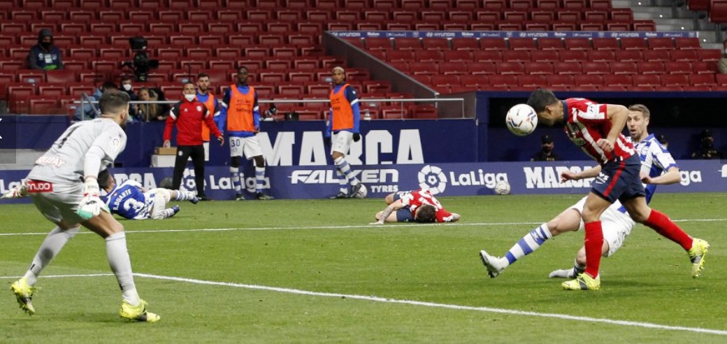 Min. 53. Excelente cabezazo a la red de Luis Suárez.