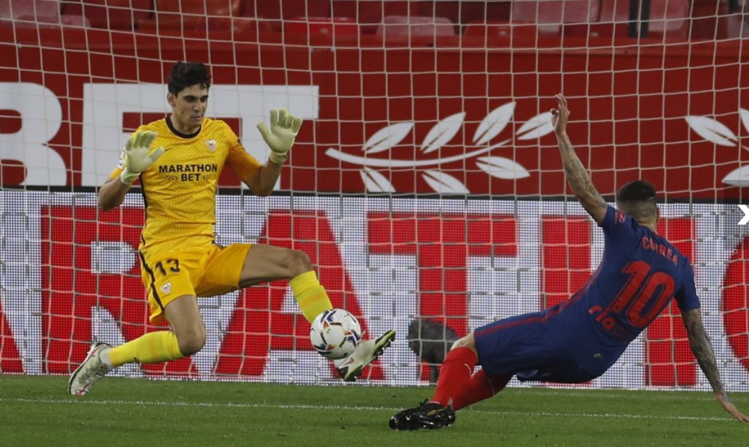 Clara ocasión de Correa ya en el tiempo de descuento que rechazó Bono para evitar el empate.