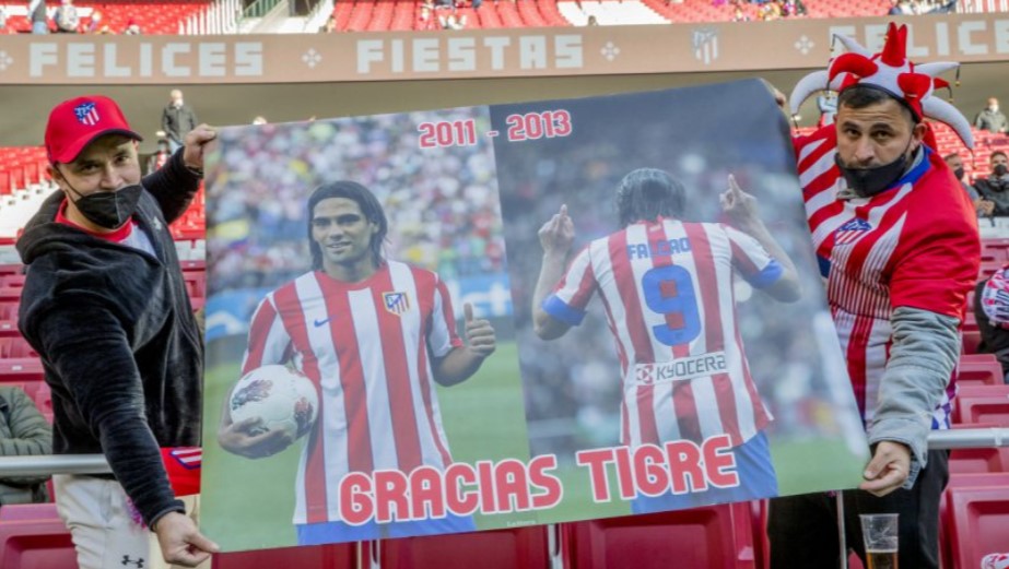 Radamel Falcao, recordado y aclamado entre la parroquia rojiblanca a pesar de vestir ahora de rayista. Radamel Falcao, recordado y aclamado entre la parroquia rojiblanca a pesar de vestir ahora de rayista.