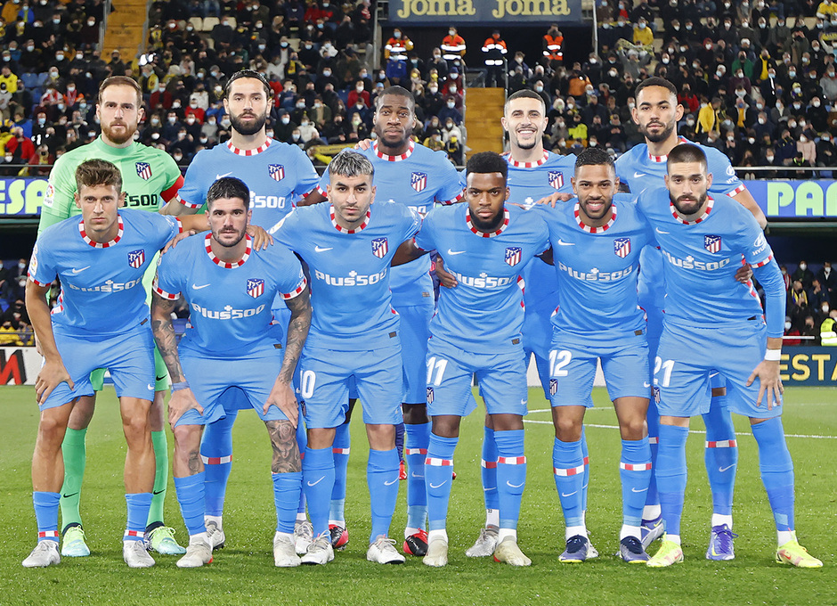 Equipo que saltó al césped del Estadio de la Cerámica.