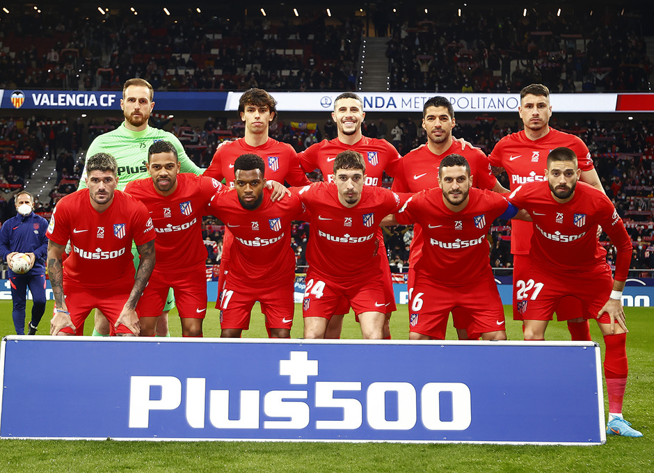 Equipo que saltó al Wanda Metropolitano de rojo y con el escudo antiguo.