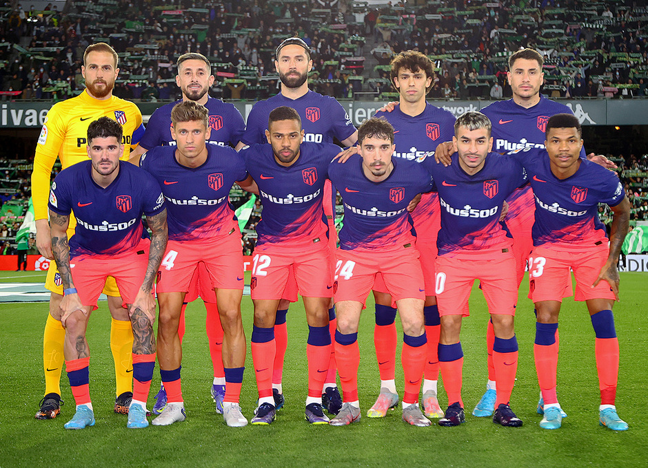 Equipo inicial del Atleti en el importante partido del Bento Villamarín.
