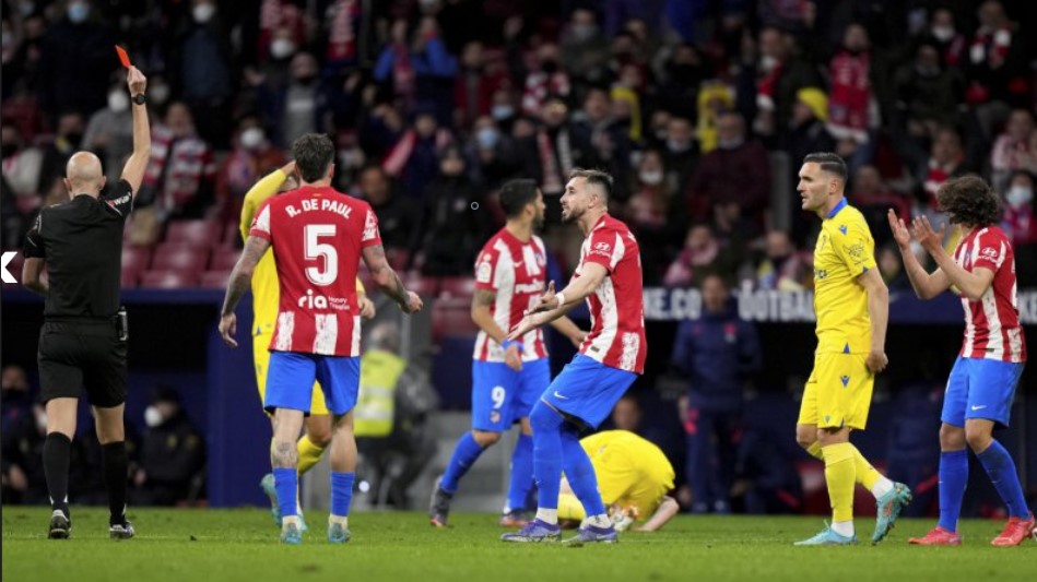 Javier Serrano sí que fue expulsado de manera muy rigurosa nada más saltar al campo.