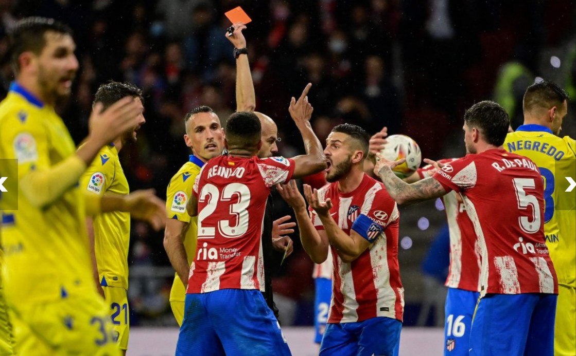 Expulsión-no expulsión de Reinildo en la primera mitad tras consultar el VAR. Esta decisión fue una de las claves de la victoria de un irregular Atleti.