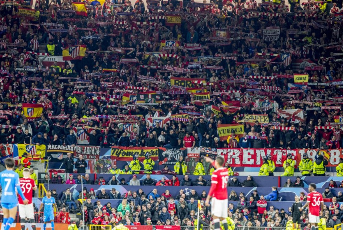 La afición del Atleti, grande una vez más, tomó el teatro de los sueños. 