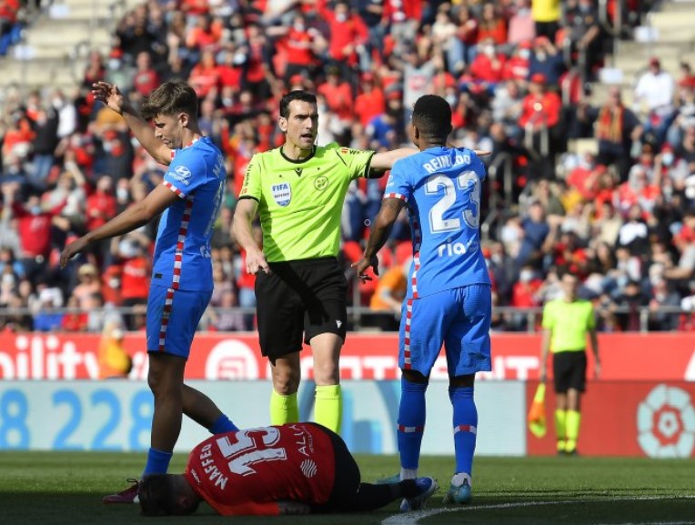 Min. 65 - Reinildo discute al árbitro el dudoso penalti señalado tras su entrada a Maffeo.