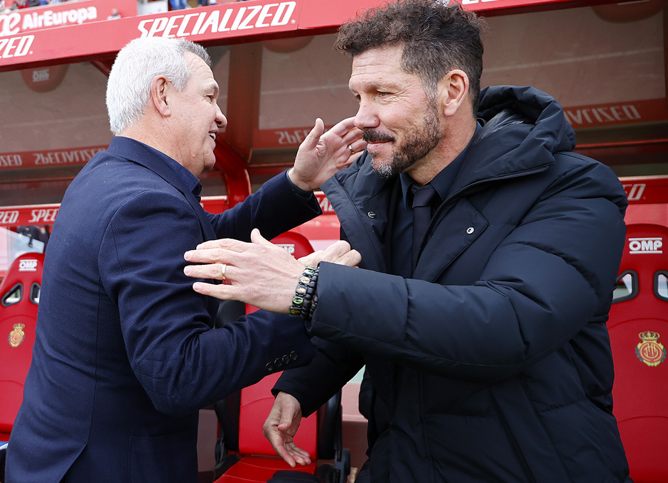 Aguirre y Simeone, pasado y presente del banquillo rojiblanco, se saludan conrdialmente.
