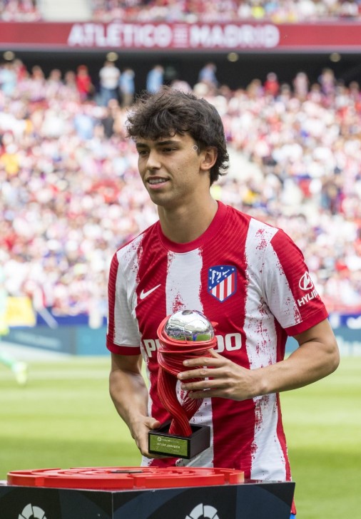 João Félix posa con el trofeo de mejor jugador de la Liga del mes de Marzo.