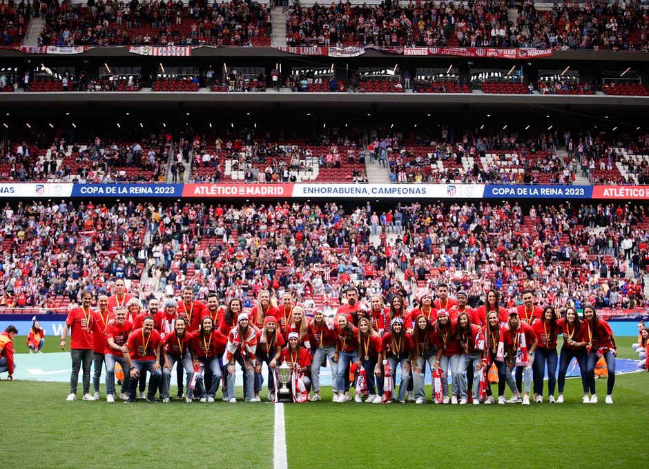 Las CAMPEONAS del Atlético Feminas posan con la Copa de la Reina conseguida en Leganés. 