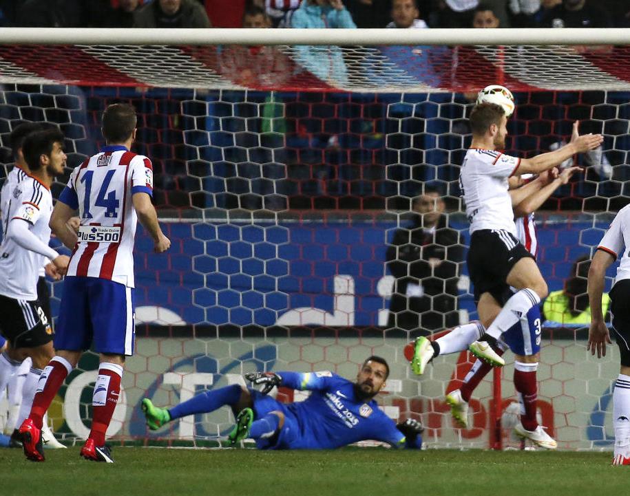 Gol del empate de Mustafi tras una desgraciada jugada para el Atleti