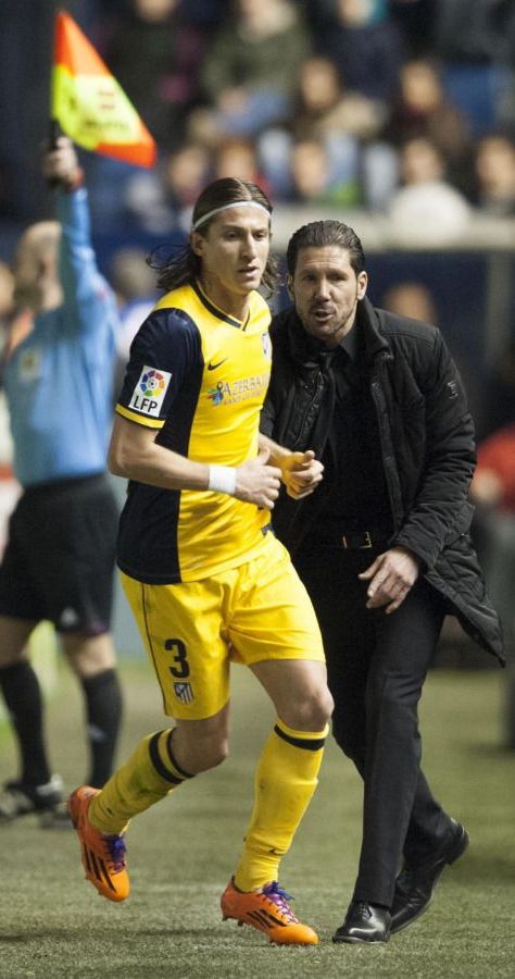 Filipe Luis reapareció en Pamplona sin suerte tras más de un mes Filipe Luis reapareció en Pamplona sin suerte tras más de un mes