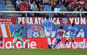 De Gea tuvo que recoger tres veces el balón de la red ante un gran Málaga
