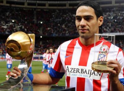 El Tigre Falcao con los dos últimos trofeos ganados, uno de ellos el de mejor jugador del 2012 según Global Soccer Awards