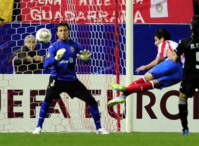 Espectacular escorzo del Tigre para marcar el 1-0 ante el Valencia