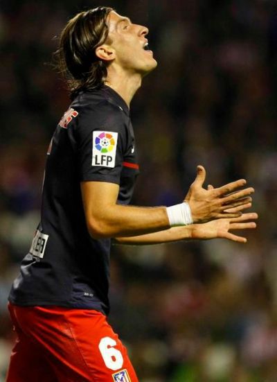 Filipe Luis se lamenta. No era para menos tras la dura derrota sufirda