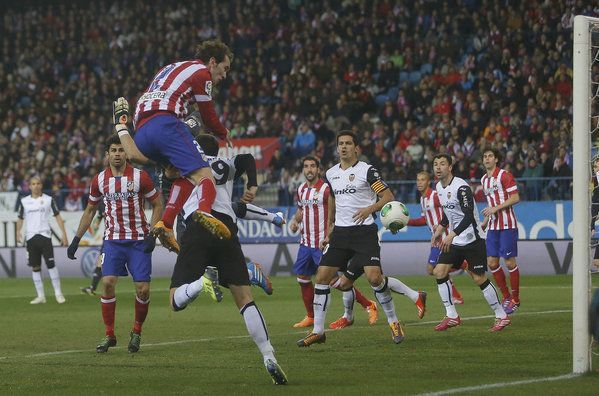 Godín marcó el primer gol de cabeza tras un polémico corner Godín marcó el primer gol de cabeza tras un polémico corner
