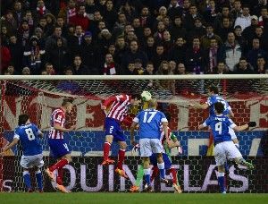 Godín marcó de nuevo de cabeza en Copa para dar ventaja a los madrileños Godín marcó de nuevo de cabeza en Copa para dar ventaja a los madrileños