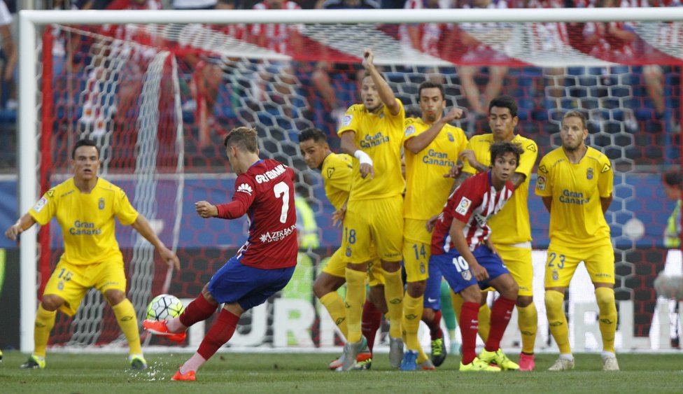 Golazo decisivo de falta directa de Griezmann