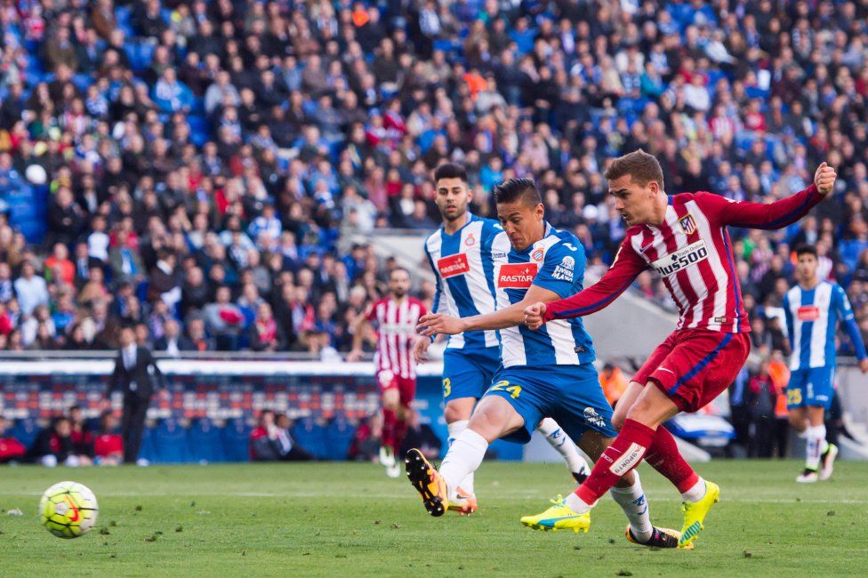 Griezmann adelantaba al Atleti de tiro cruzado Griezmann adelantaba al Atleti de tiro cruzado