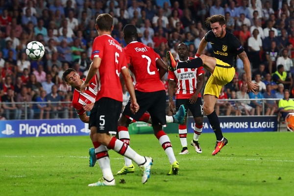 Gran gol de tijera de Saúl con polémica previa incluida Gran gol de tijera de Saúl con polémica previa incluida