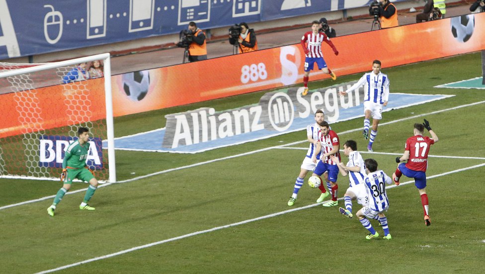 Bonito gol de remate de tijera de Saúl Ñiguez
