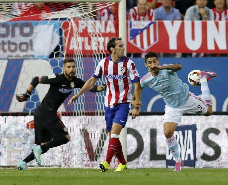 Desafortunada jugada para el Atleti que acabó con un golazo de tacón de Pablo Hernández Desafortunada jugada para el Atleti que acabó con un golazo de tacón de Pablo Hernández