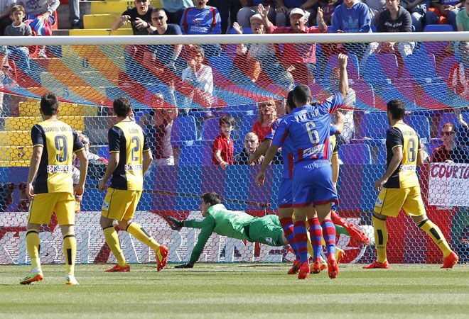 Jugada desgraciada en la que Filipe Luis marcó en propia meta el 1-0 Jugada desgraciada en la que Filipe Luis marcó en propia meta el 1-0