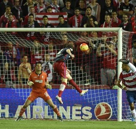 Extraordinario testarazo de Godín para abrir el marcador Extraordinario testarazo de Godín para abrir el marcador