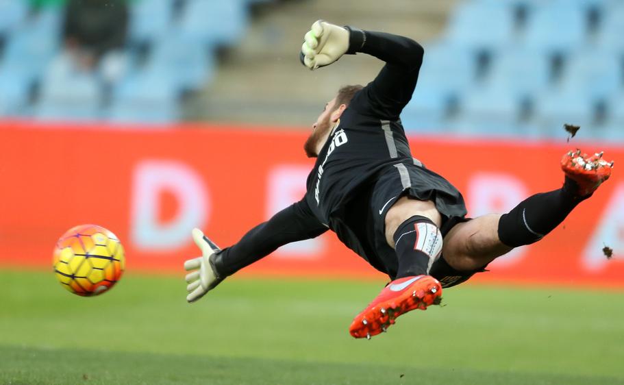 Gran estirada de Oblak en una de las pocas intervenciones que tuvo que realizar Gran estirada de Oblak en una de las pocas intervenciones que tuvo que realizar