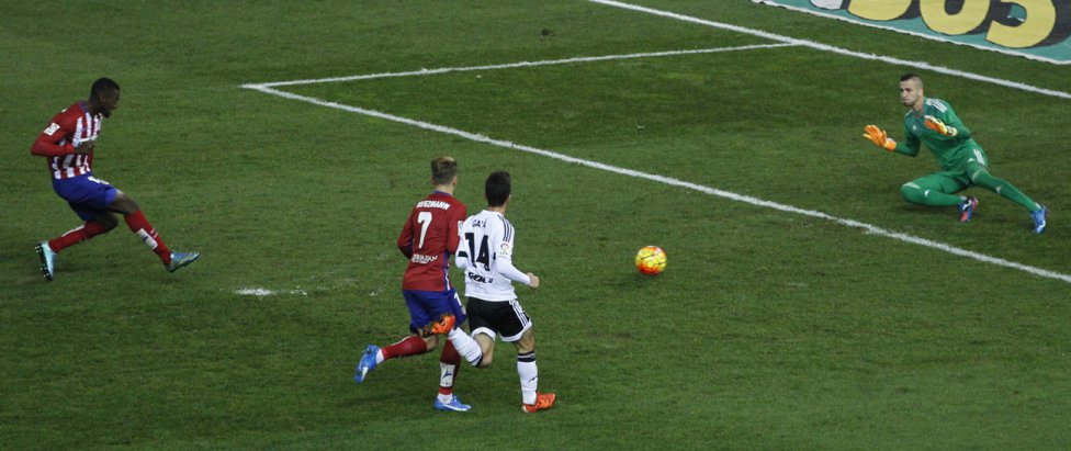 Jackson Martínez abrió el marcador con este tiro ajustado al palo Jackson Martínez abrió el marcador con este tiro ajustado al palo