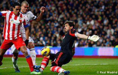 Iker metió una mano clave a remate de Falcao que hubiera cambiado el signo del partido Iker metió una mano clave a remate de Falcao que hubiera cambiado el signo del partido