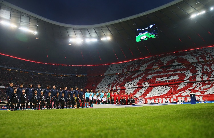 Formación del Atleti delante del espectacular mosaico y ambiente del Allianz Arena