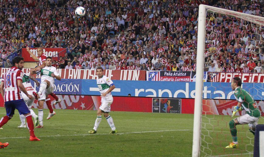 Nuevo golazo de cabeza de Miranda, esta vez ante el Elche, que abría el marcador Nuevo golazo de cabeza de Miranda, esta vez ante el Elche, que abría el marcador