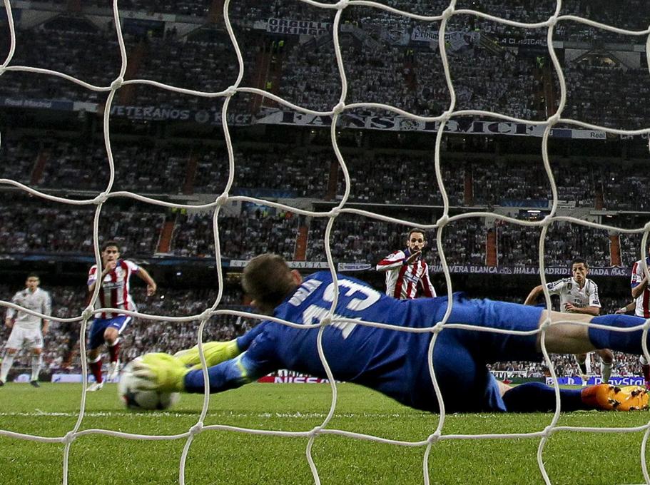 Oblak, mejor jugador de la eliminatoria, realizando una buena parada a tiro de Cristiiano Ronaldo