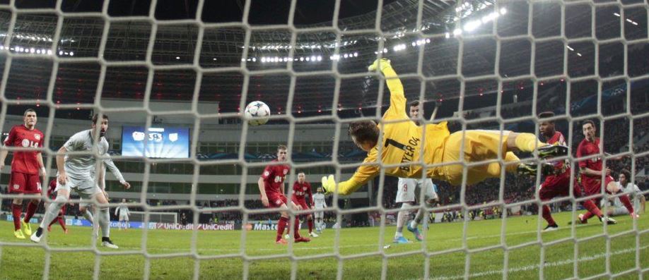 Paradón de Leno tras gran remate de semichilena de Tiago