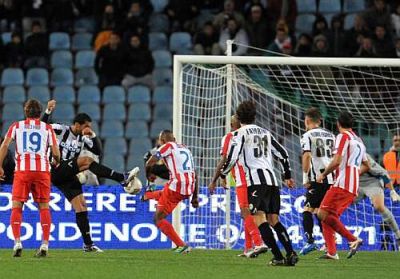 El Udinese consiguió su primer gol en una jugada embarullada al filo del tiempo reglamentario El Udinese consiguió su primer gol en una jugada embarullada al filo del tiempo reglamentario