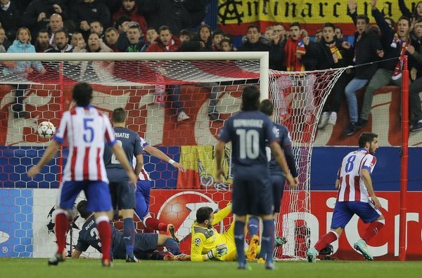 Raúl García abrió el marcador tras el error en la entrega de Roberto Raúl García abrió el marcador tras el error en la entrega de Roberto