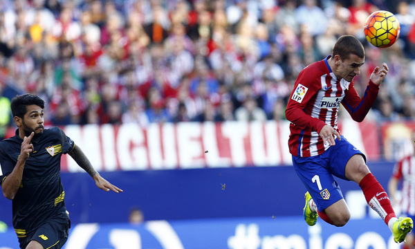 Remate de Griezmann que acabó en el poste sevillista Remate de Griezmann que acabó en el poste sevillista