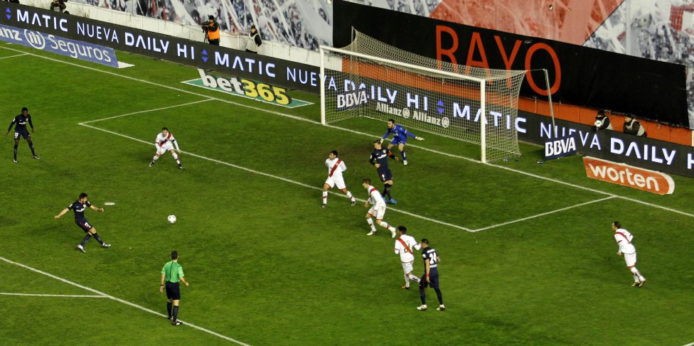 Saúl consiguió el empate con un gran tiro con rosca Saúl consiguió el empate con un gran tiro con rosca